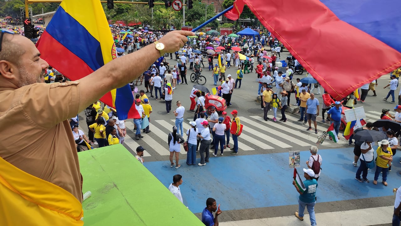 Este miércoles 1 de mayo se conmemora el Día Internacional del Trabajo en Colombia, por medio de una jornada en la que es habitual que los trabajadores, sindicatos y centrales obreras salgan a las calles de las principales ciudades del país como Cali. El gobierno del presidente Gustavo Petro ha aprovechado esta ocasión para convocar manifestaciones que demuestren apoyo hacia su administración y todas las reformas sociales que viene adelantando en el Congreso