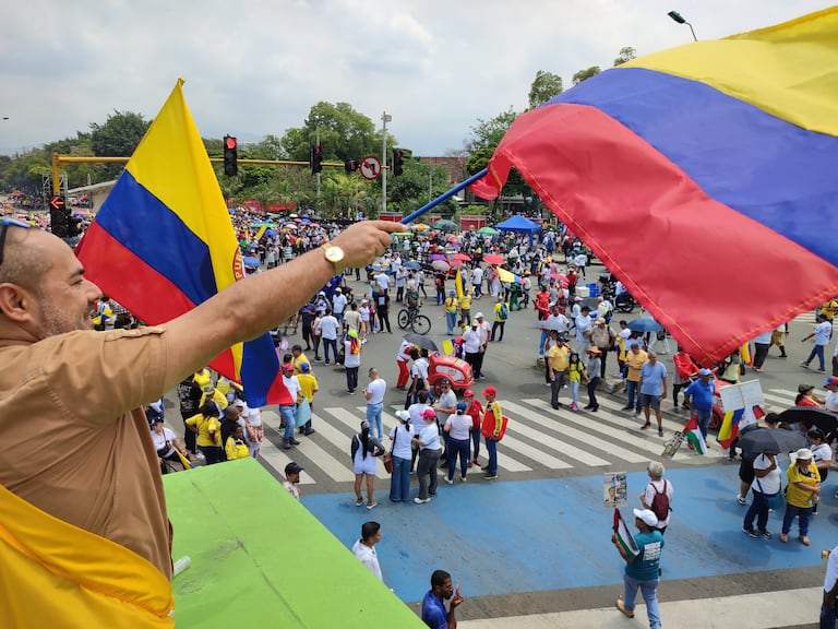Este miércoles 1 de mayo se conmemora el Día Internacional del Trabajo en Colombia, por medio de una jornada en la que es habitual que los trabajadores, sindicatos y centrales obreras salgan a las calles de las principales ciudades del país como Cali. El gobierno del presidente Gustavo Petro ha aprovechado esta ocasión para convocar manifestaciones que demuestren apoyo hacia su administración y todas las reformas sociales que viene adelantando en el Congreso