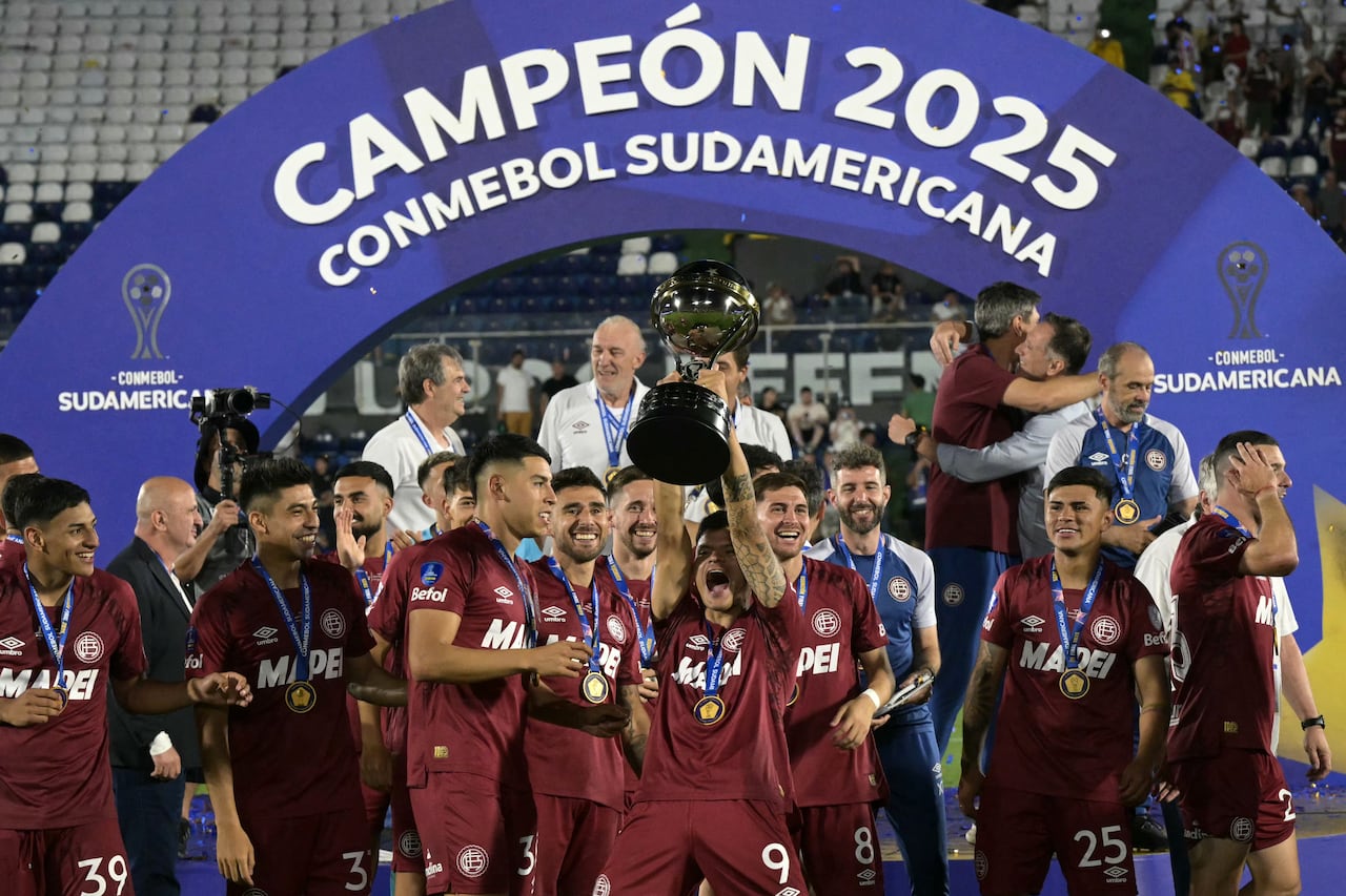 El delantero #09 de Lanús, Walter Bou, levanta el trofeo tras ganar la final de la Copa Sudamericana entre Lanús de Argentina y Atlético Mineiro de Brasil en el estadio Defensores del Chaco en Asunción el 22 de noviembre de 2025. (Foto de JUAN MABROMATA / AFP)