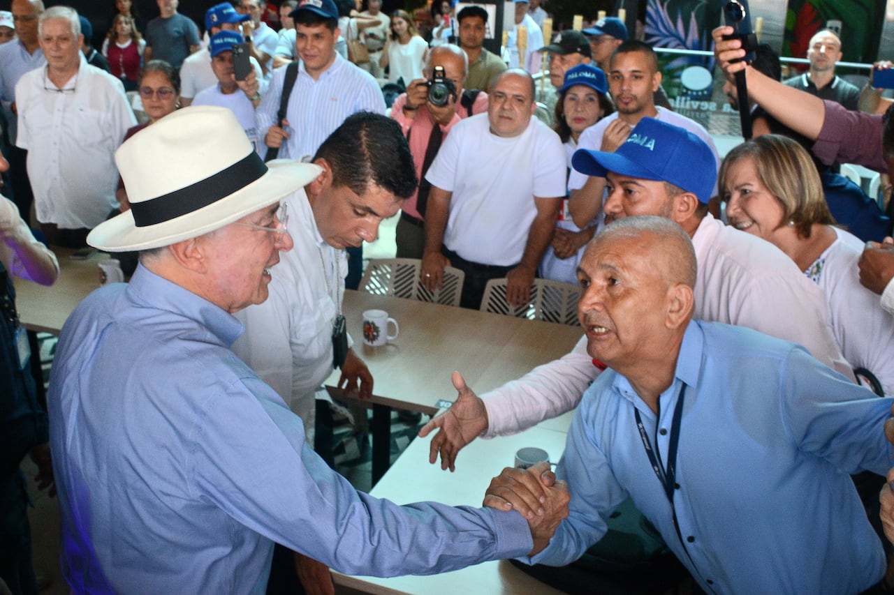 El líder del Centro Democrático, el expresidente Álvaro Uribe Vélez, llegó este martes a un centro comercial del centro de Cali, junto a la candidata presidencial de esa colectividad, Paloma Valencia. Foto: Jorge Orozco.