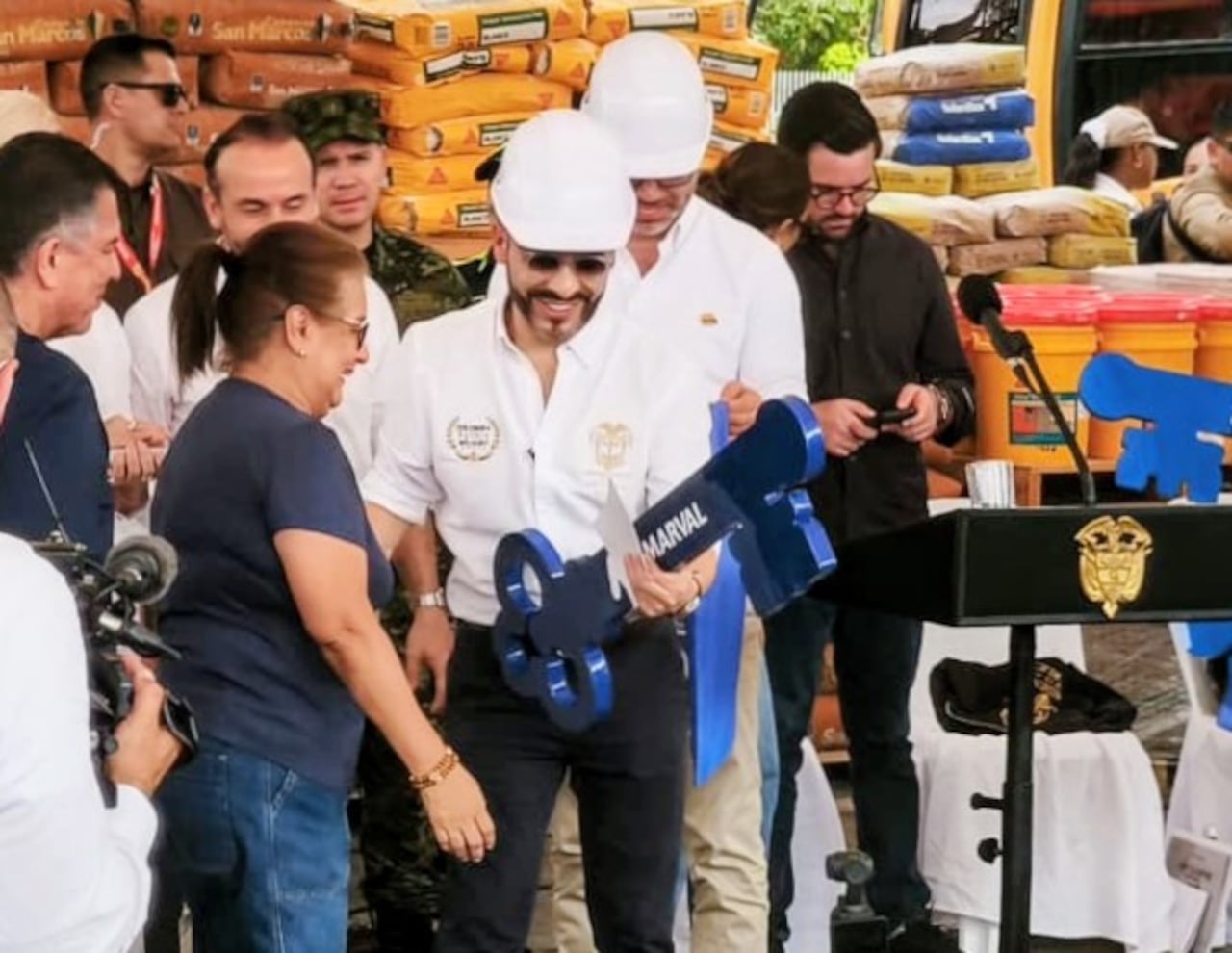 El presidente Abelardo de la Espriella entrega ayudas y materiales de construcción a damnificados por el terremoto en la Unidad Deportiva Alberto Galindo.