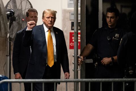 El expresidente estadounidense Donald Trump camina hacia la sala del tribunal penal de Manhattan en Nueva York, el miércoles 29 de mayo de 2024, en Nueva York.