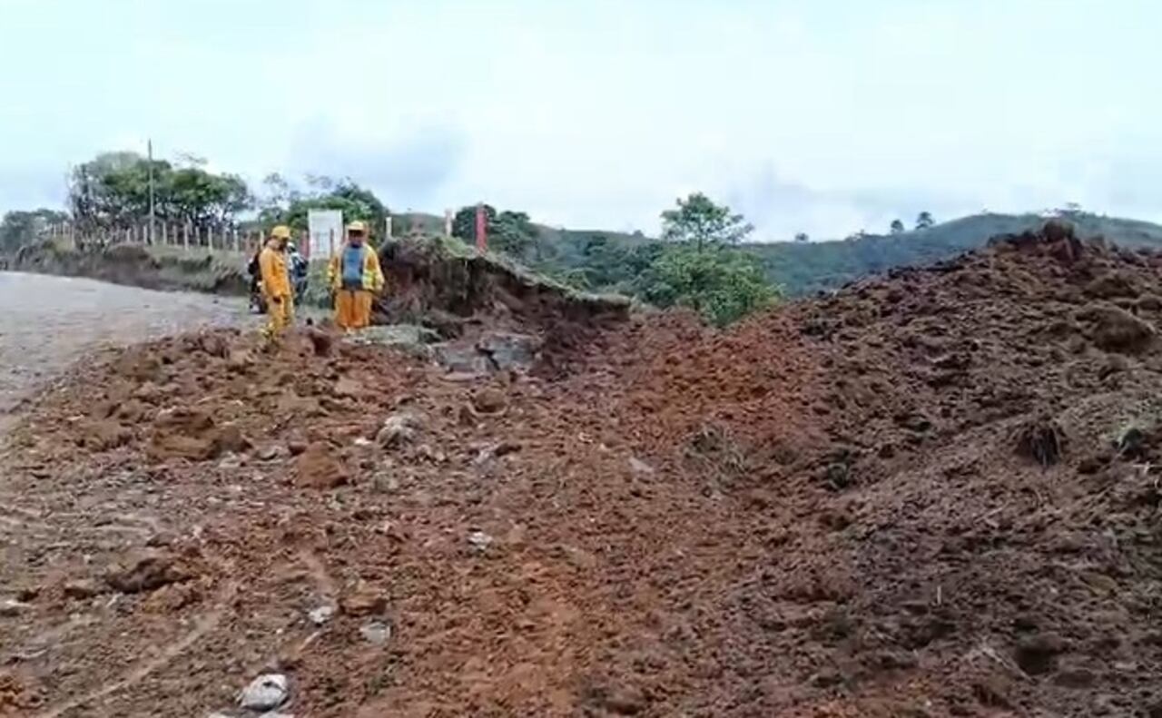 El temor a movilizarse por las vías rurales del Cauca, debido a la presencia de explosivos y la violencia de las disidencias de las Farc es un problema complejo que requiere atención urgente.del gobierno de Gustavo Petro.