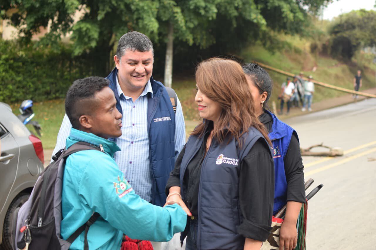 Después de un diálogo entre la gobernación del Cauca y las comunidades indígenas de Santander de Quilichao, se logró dar paso a los vehículo spor un solo carril de la vía Popayán-Cali.