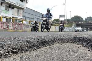 Este hueco ubicado metros antes del Cementerio Central es considerado por los motociclistas como uno de los más peligrosos y que más accidentes ha causado. Pese a ello, está en ese punto desde hace por lo menos dos años.