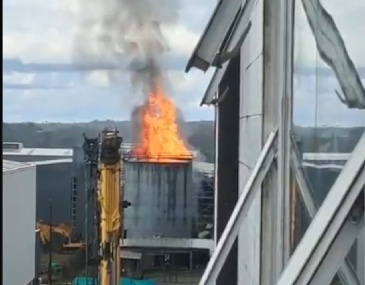 Se reportó en Buenaventura un incendio dentro de la zona franca Celpa. Foto tomada de video de redes.