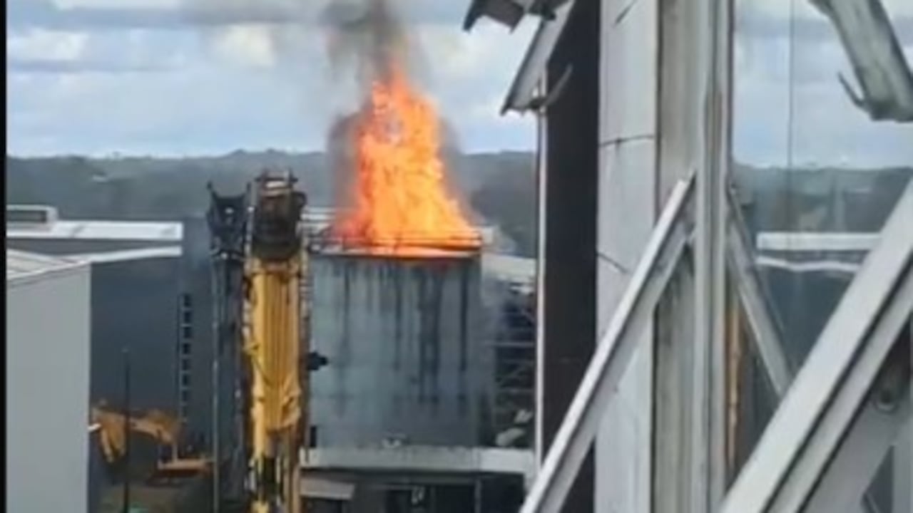 Se reportó en Buenaventura un incendio dentro de la zona franca Celpa. Foto tomada de video de redes.