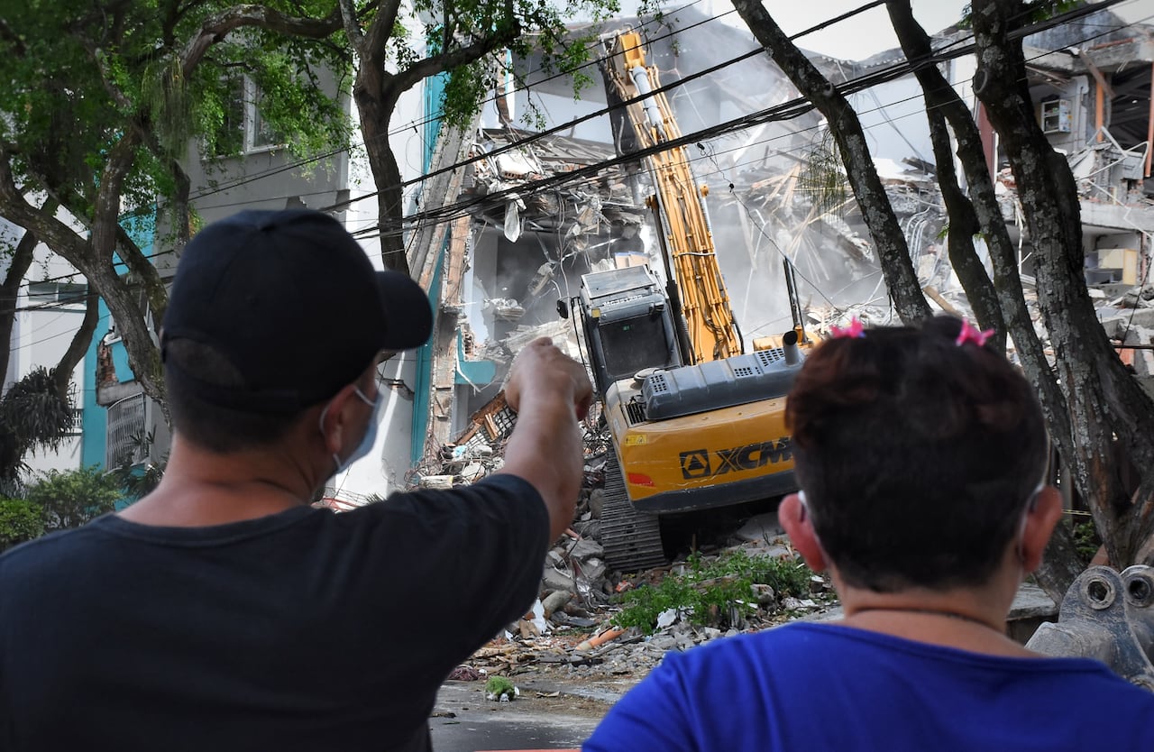 Demolición del Edificio María Mercedes en el barrio Cuarto de Legua.