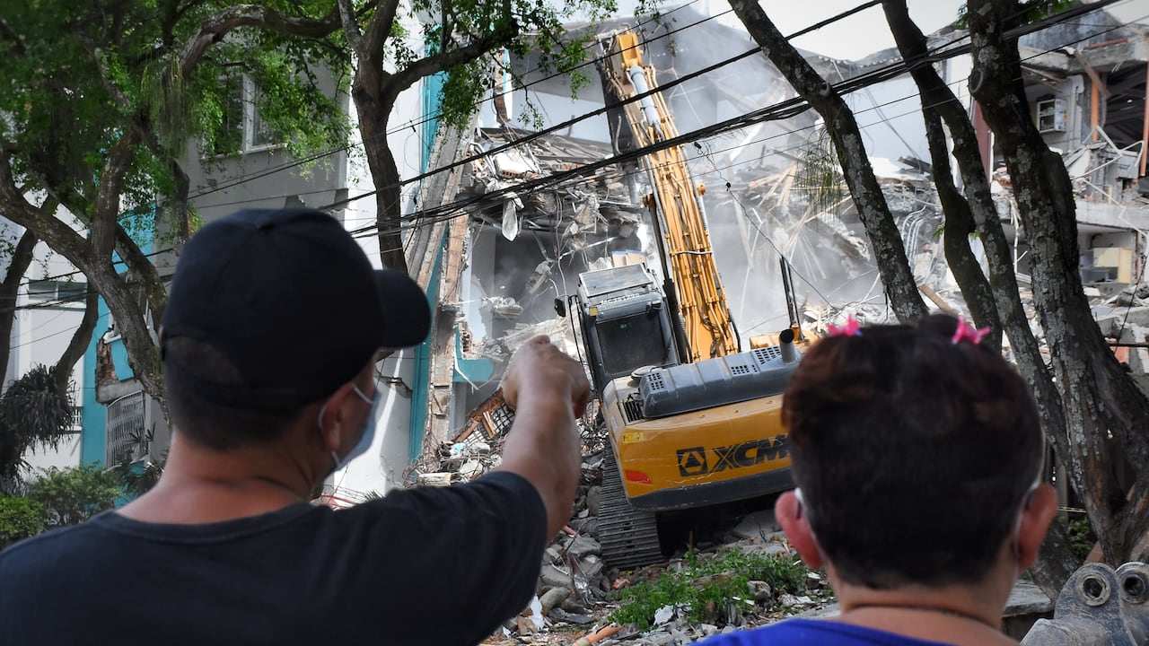Demolición del Edificio María Mercedes en el barrio Cuarto de Legua.