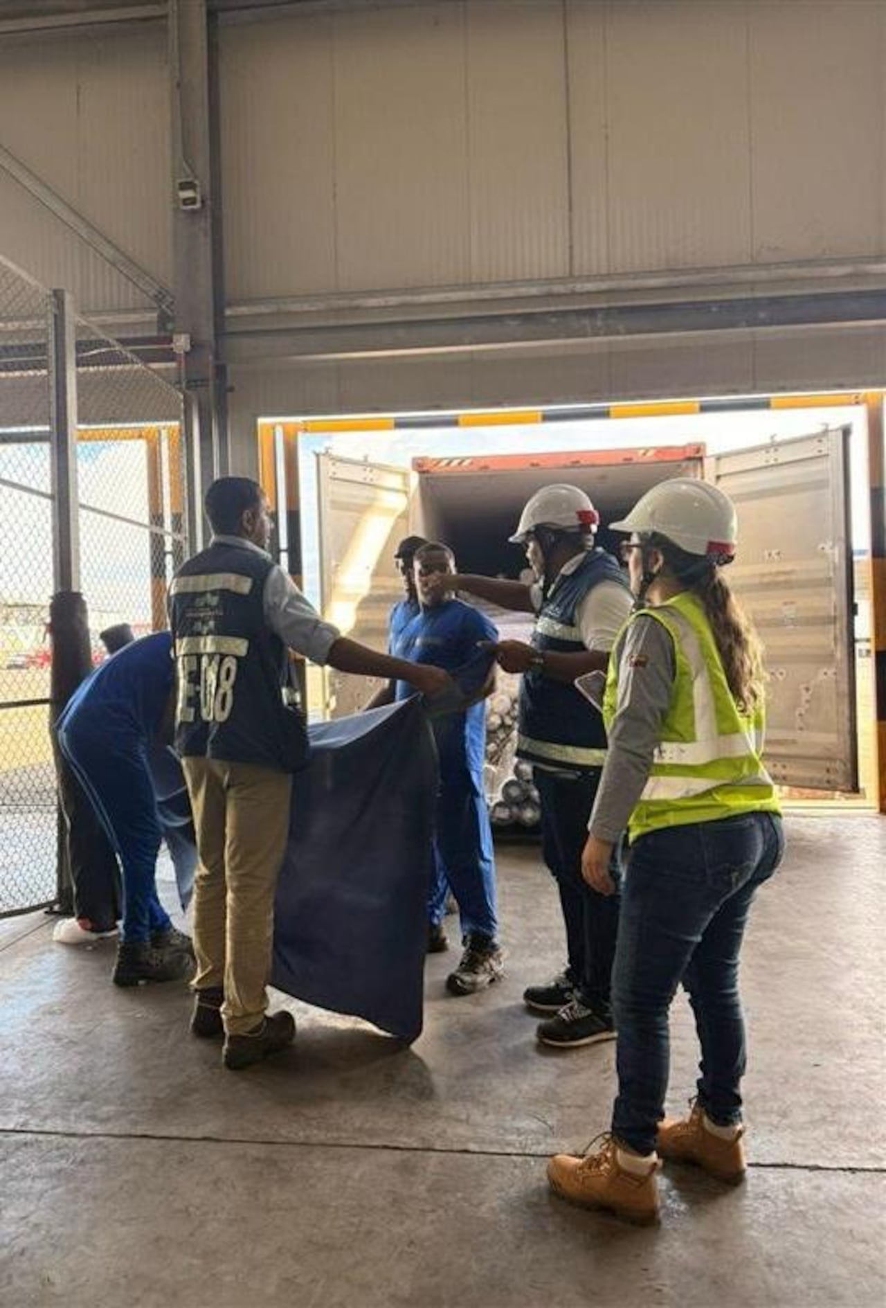 Funcionarios de la DIAN inspeccionaron los seis contenedores en terminales portuarios de Buenaventura, donde hallaron más de 5.000 cajas de mercancía sin documentación válida.