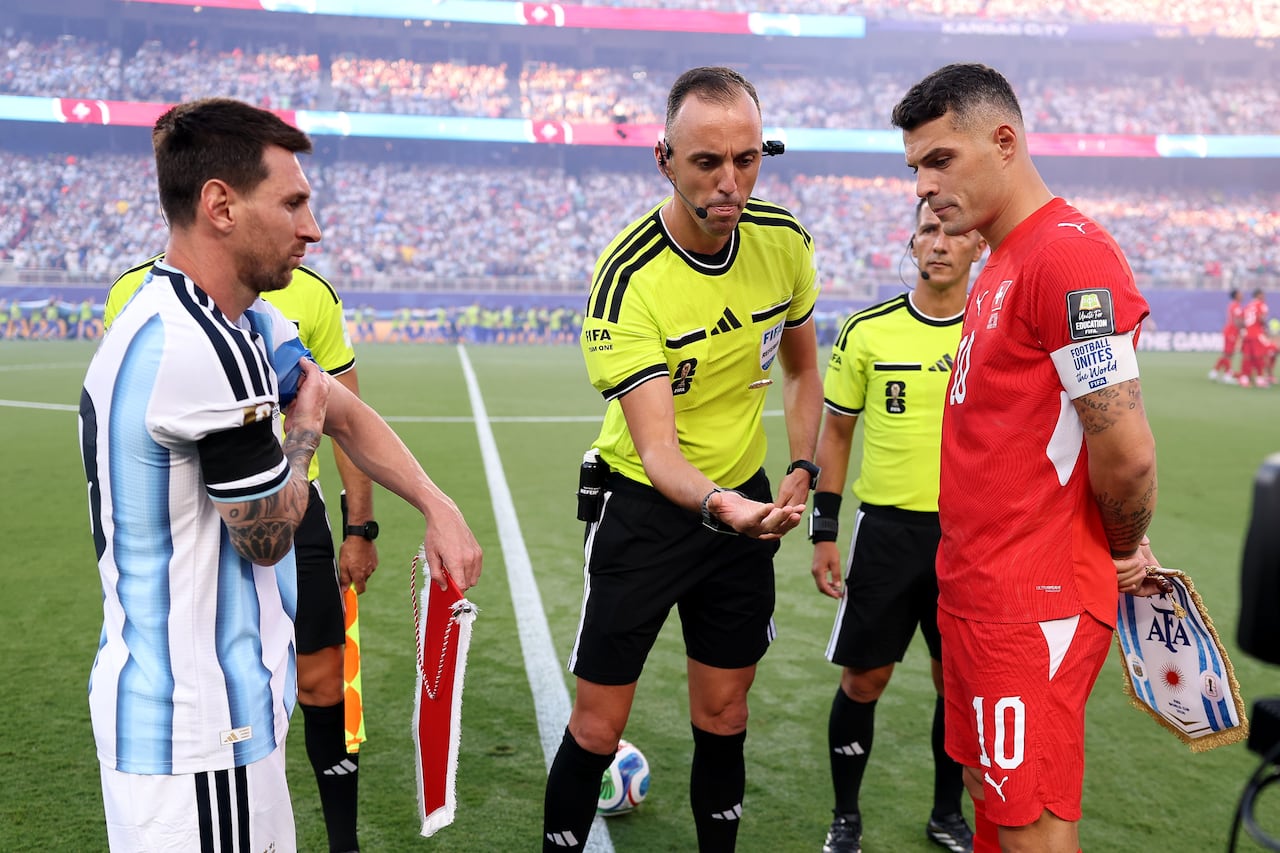 João Pinheiro (centro), árbitro del partido entre Argentina y Suiza.
