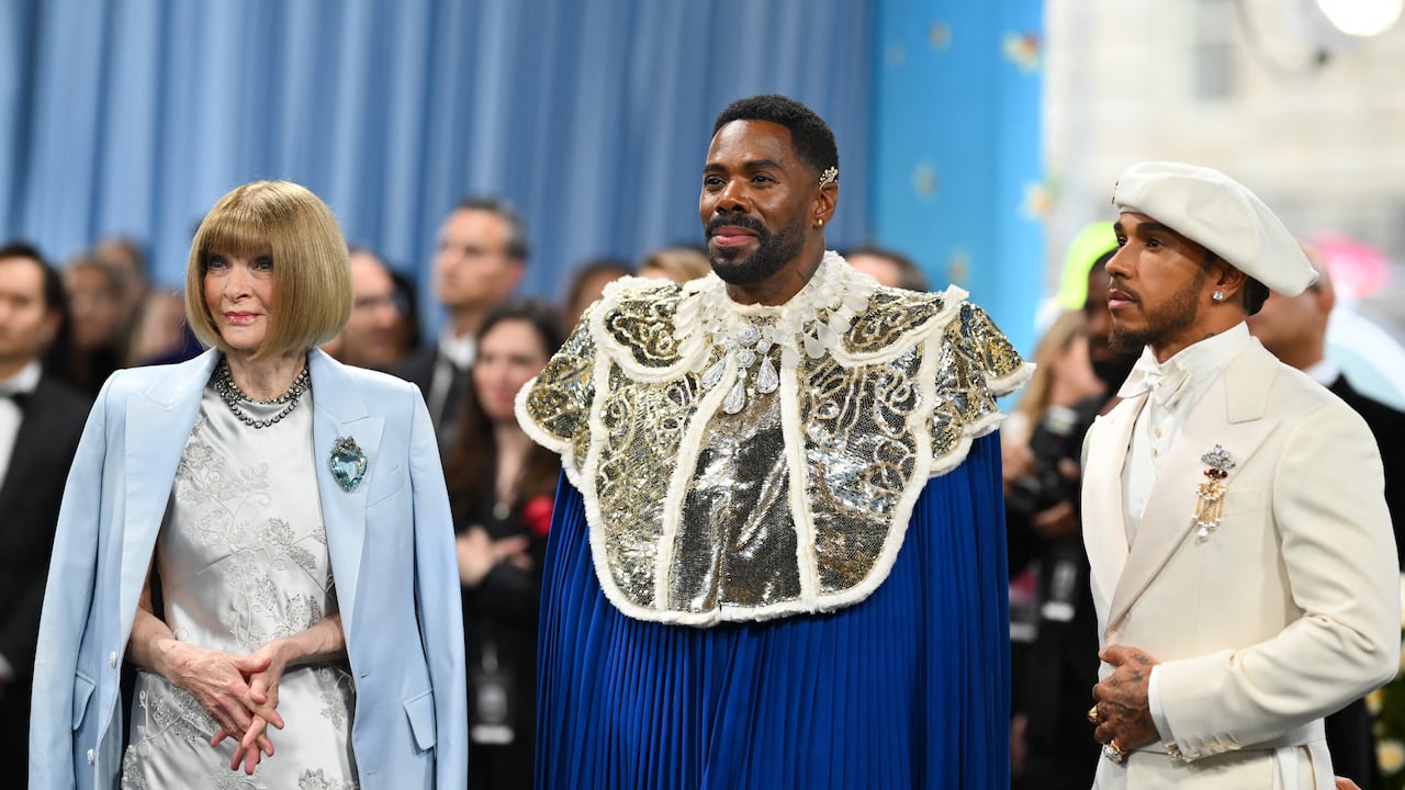 El dandismo negro se luce en la Gala MET: La editora jefe de Vogue, Anna Wintour, el actor Colman Domingo y el piloto de carreras Lewis Hamilton en el Museo Metropolitano de Arte, el 5 de mayo de 2025, en Nueva York. (Photo by Angela WEISS / AFP)
