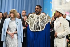El dandismo negro se luce en la Gala MET: La editora jefe de Vogue, Anna Wintour, el actor Colman Domingo y el piloto de carreras Lewis Hamilton en el Museo Metropolitano de Arte, el 5 de mayo de 2025, en Nueva York. (Photo by Angela WEISS / AFP)