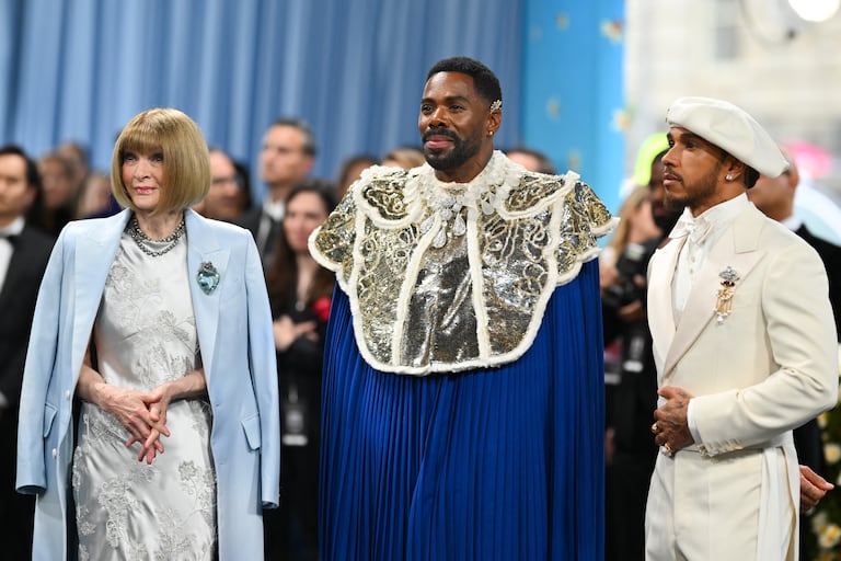 El dandismo negro se luce en la Gala MET: La editora jefe de Vogue, Anna Wintour, el actor Colman Domingo y el piloto de carreras Lewis Hamilton en el Museo Metropolitano de Arte, el 5 de mayo de 2025, en Nueva York. (Photo by Angela WEISS / AFP)
