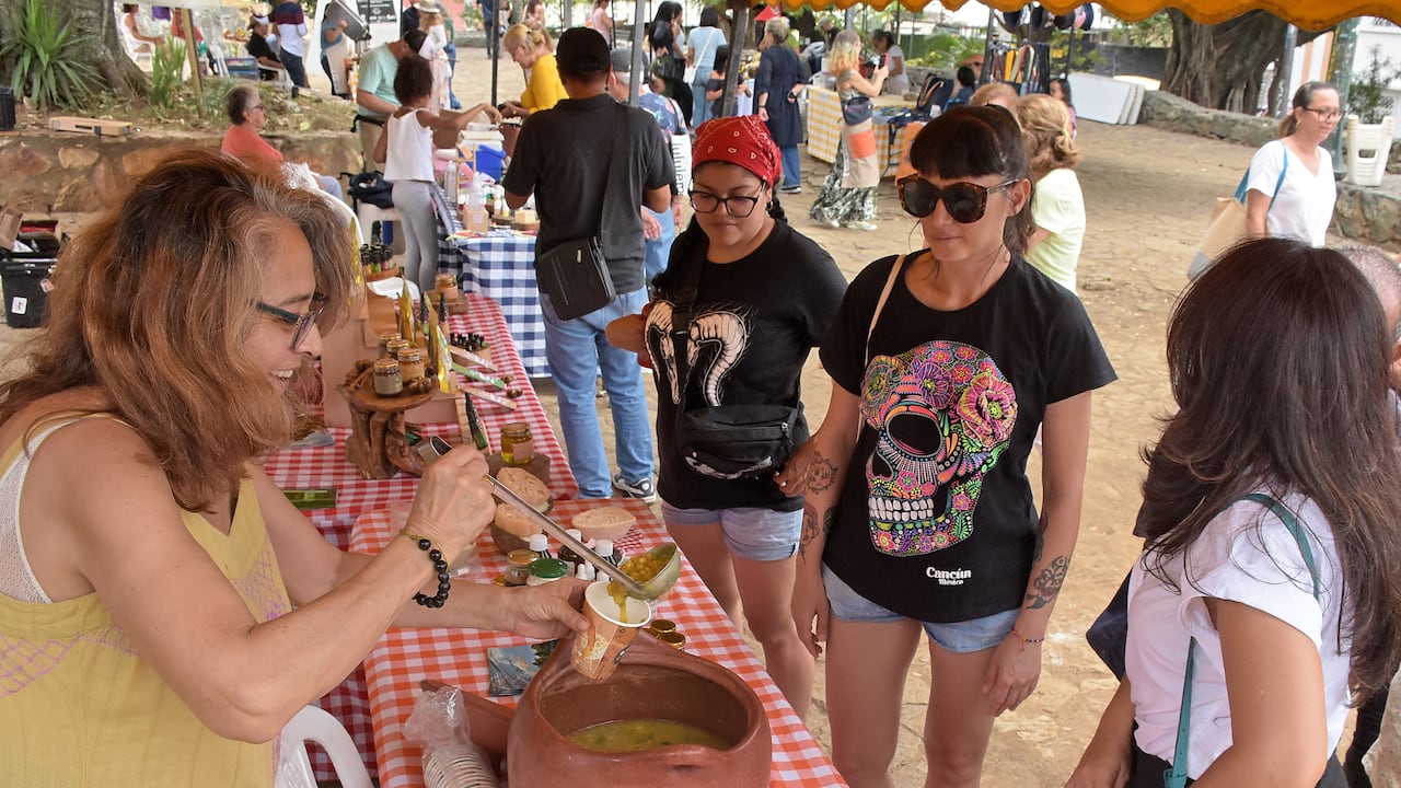 En el tradicional Barrio San Antonio se llevó a cabo el mercado artesanal orgánico y una muestra de artesanías por parte de los comerciantes del sector.
