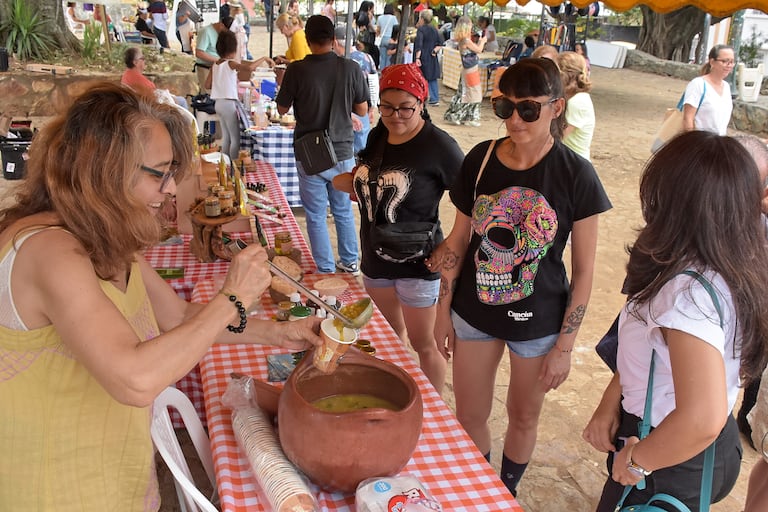 En el tradicional Barrio San Antonio se llevó a cabo el mercado artesanal orgánico y una muestra de artesanías por parte de los comerciantes del sector.