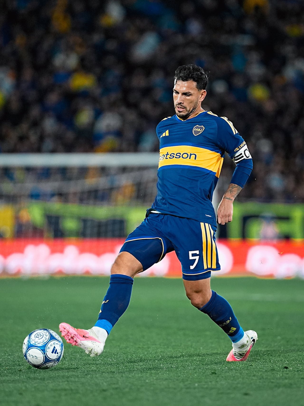 Leandro Paredes durante un partido de Boca Juniors.