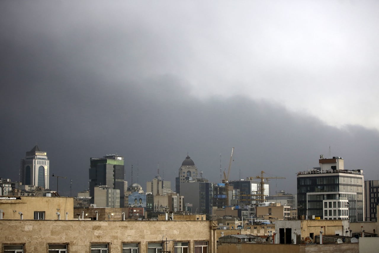 Un humo espeso se eleva sobre Teherán después de que depósitos de petróleo fueran atacados. Fatemeh Bahrami / Anadolu (Foto de Fatemeh Bahrami / Anadolu vía AFP)