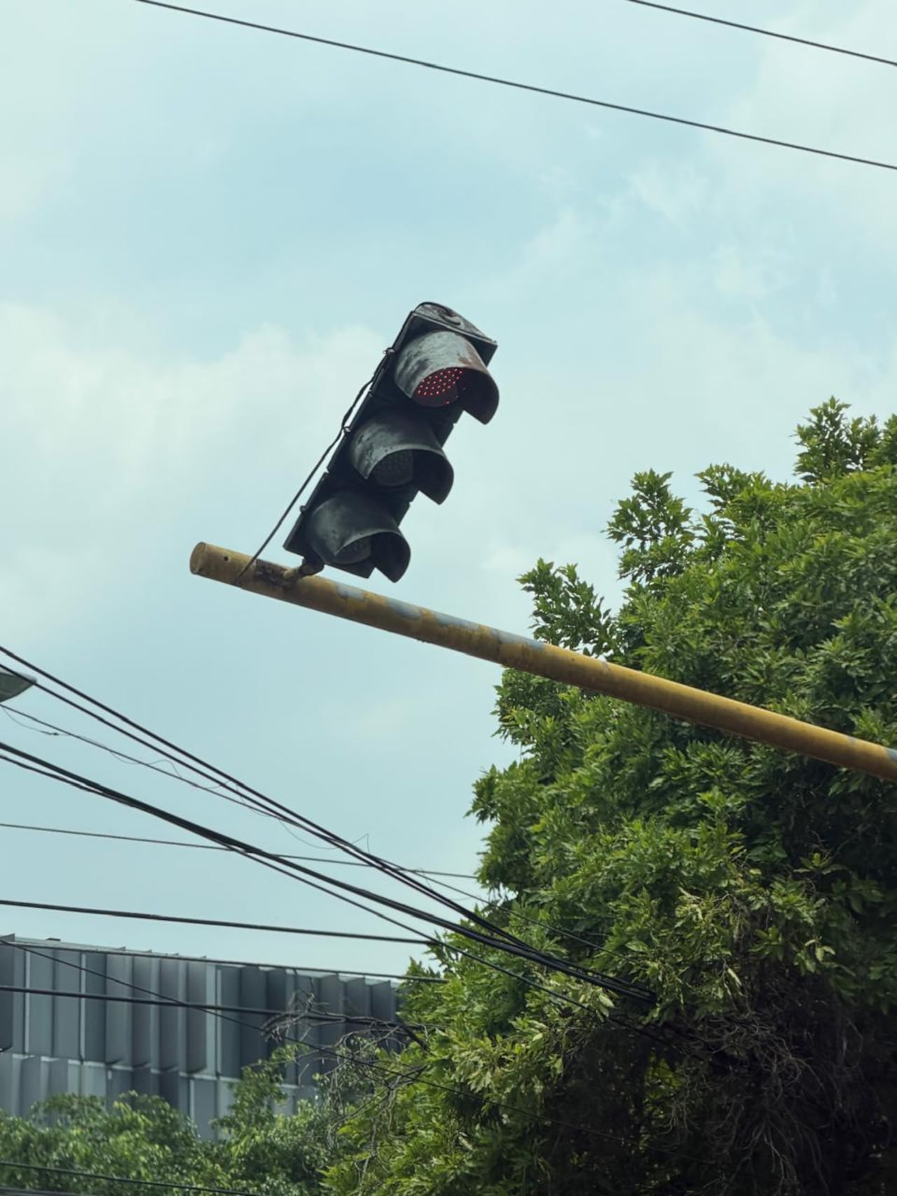 Conductores hacen un llamado para que el semáforo ubicado en la Avenida 5 Norte sea reparado.