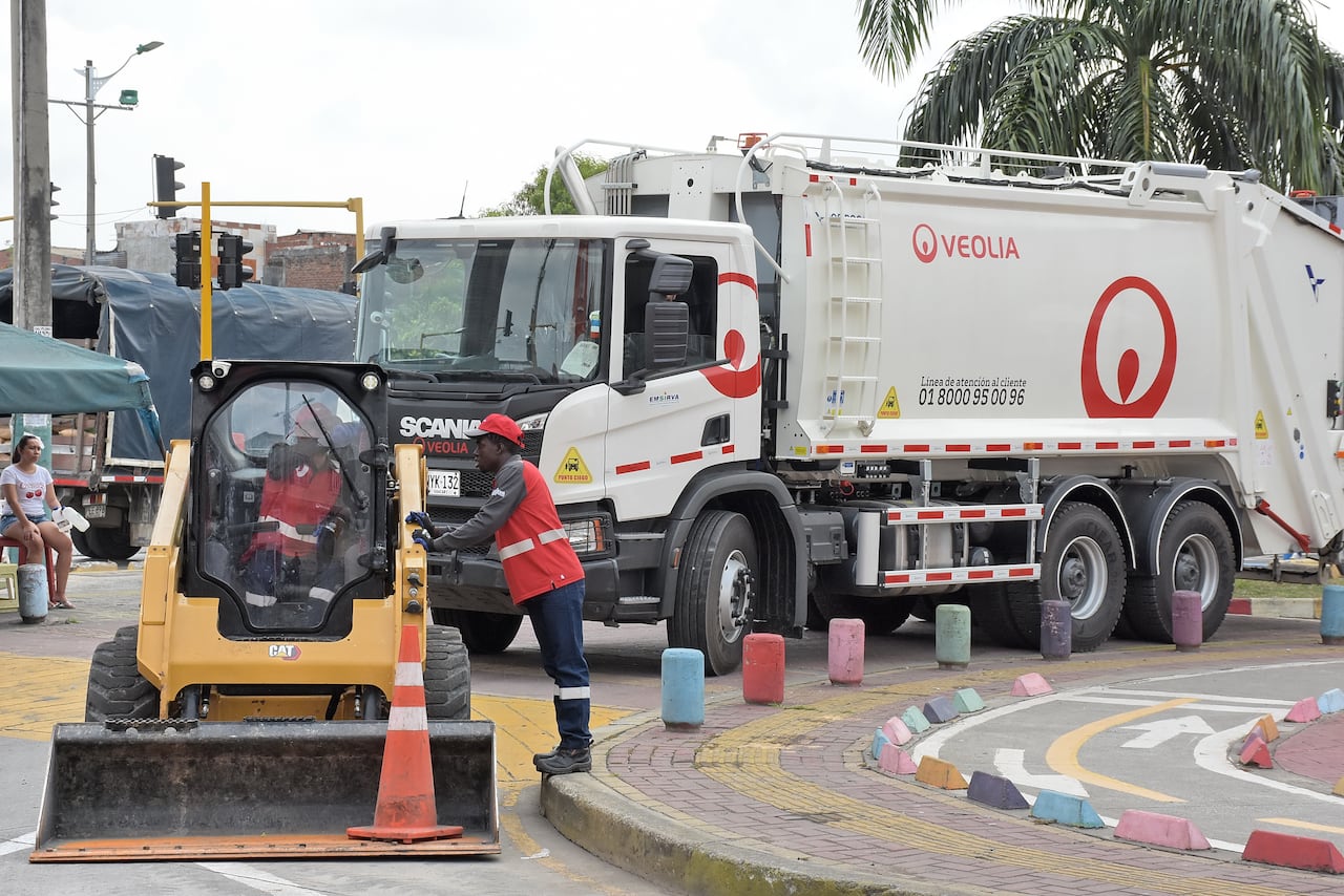 Empresa VEOLIA Entregó 6 Vehículos a la Alcaldía.