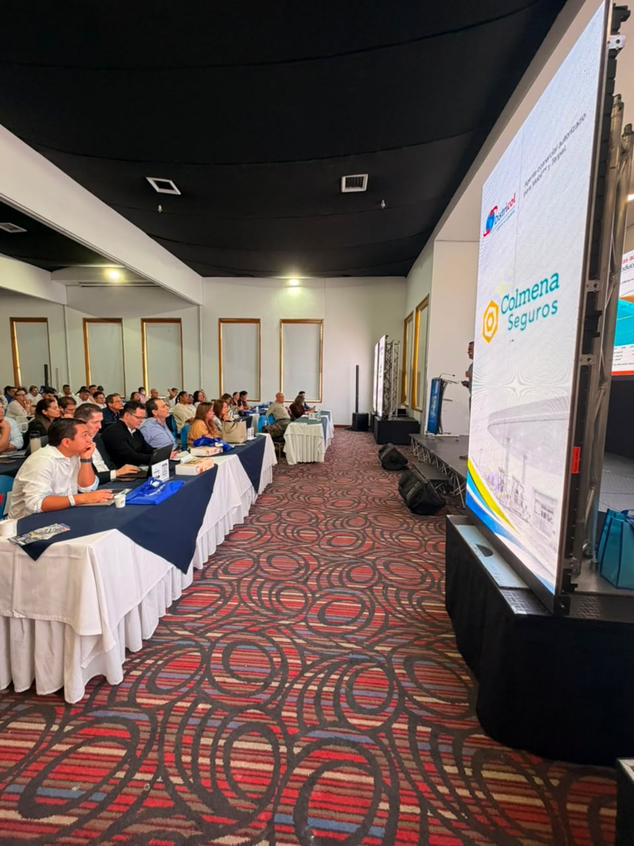 Distribuidores independientes donaron más de 3.000 galones de combustible que permitieron mantener activa las 24 horas la maquinaria usada en las labores de rescate.