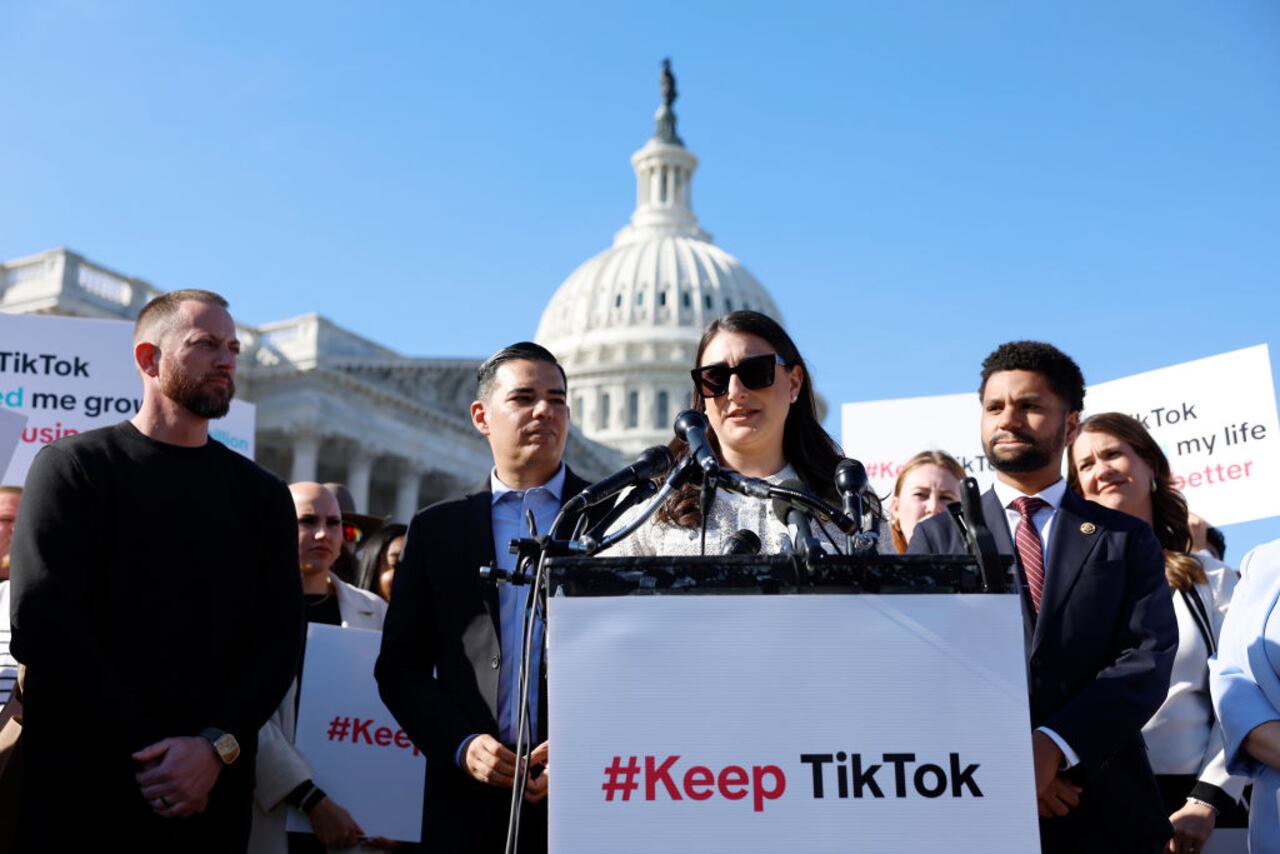 Los demócratas de la Cámara de Representantes y los creadores de TikTok celebraron la conferencia de prensa para expresar su preocupación por la legislación de los republicanos de la Cámara de Representantes que obligaría a los propietarios de la popular aplicación de redes sociales china a vender la plataforma o enfrentar una prohibición en Estados Unidos.