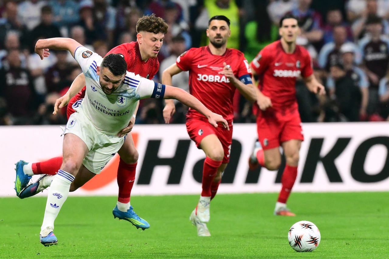 (De izquierda a derecha) El centrocampista escocés del Aston Villa, John McGinn (n.º 07), el defensa alemán del SC Freiburg, Philipp Treu (n.º 29), y el centrocampista italiano del SC Freiburg, Vincenzo Grifo (n.º 32), luchan por el balón durante la final de la UEFA Europa League entre el SC Freiburg y el Aston Villa en el Besiktas Park de Estambul, el 20 de mayo de 2026. (Foto de Stefano RELLANDINI / AFP)