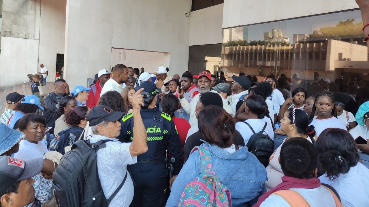 Protesta de habitantes de asentamiento del corregimiento de Navarro frente a la Alcaldía de Cali.