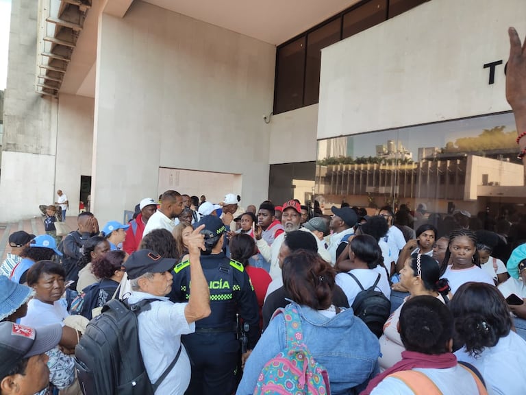 Protesta de habitantes de asentamiento del corregimiento de Navarro frente a la Alcaldía de Cali.