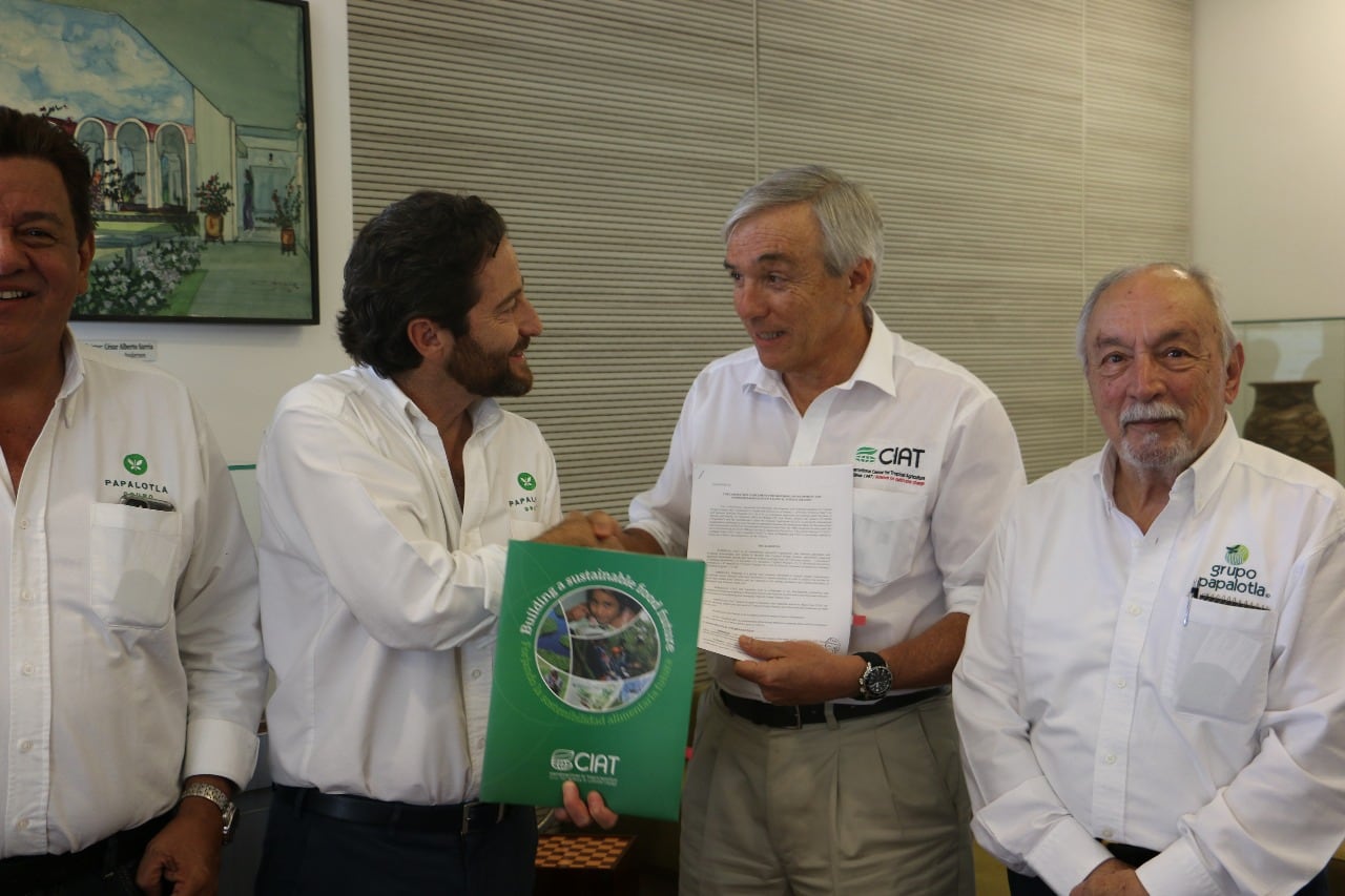 1.6 millones de productores se han visto beneficiados por estos productos.