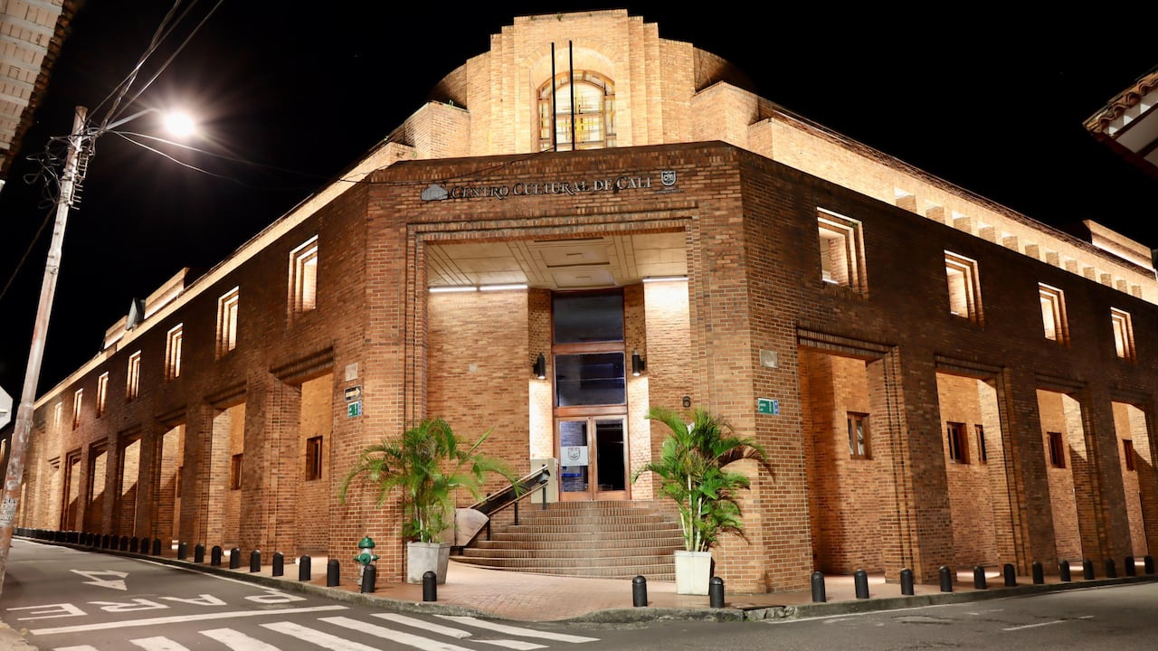 El Centro Cultural de Cali fue dotado con 293 nuevas luminarias LED lineales de luz blanca y cálida.