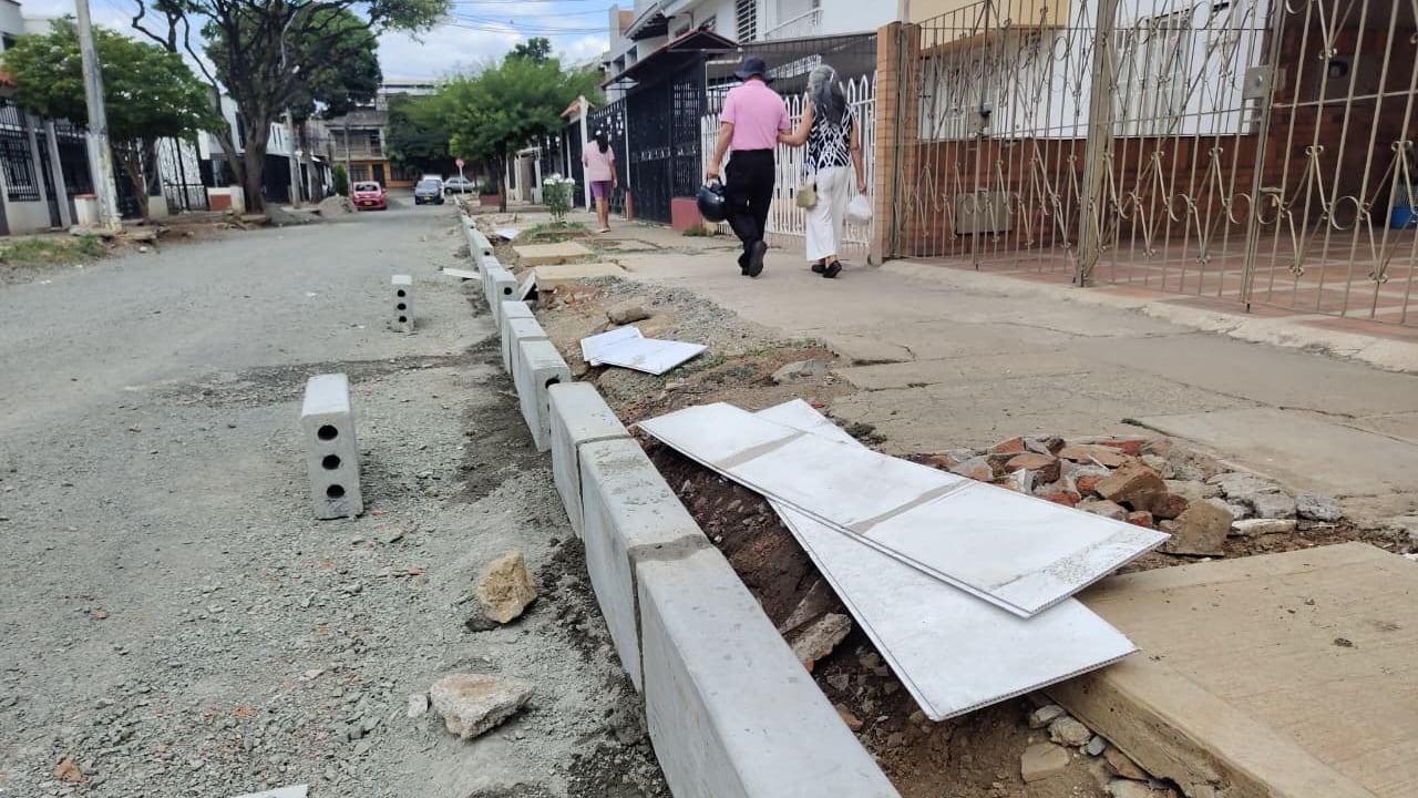 La intervención en la Carrera 46, en el sur de Cali, incluye la reposición de la carpeta asfáltica y la reconstrucción de andenes, según la Secretaría de Infraestructura.