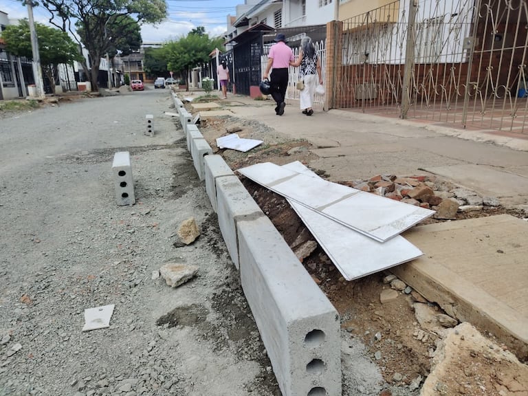 La intervención en la Carrera 46, en el sur de Cali, incluye la reposición de la carpeta asfáltica y la reconstrucción de andenes, según la Secretaría de Infraestructura.