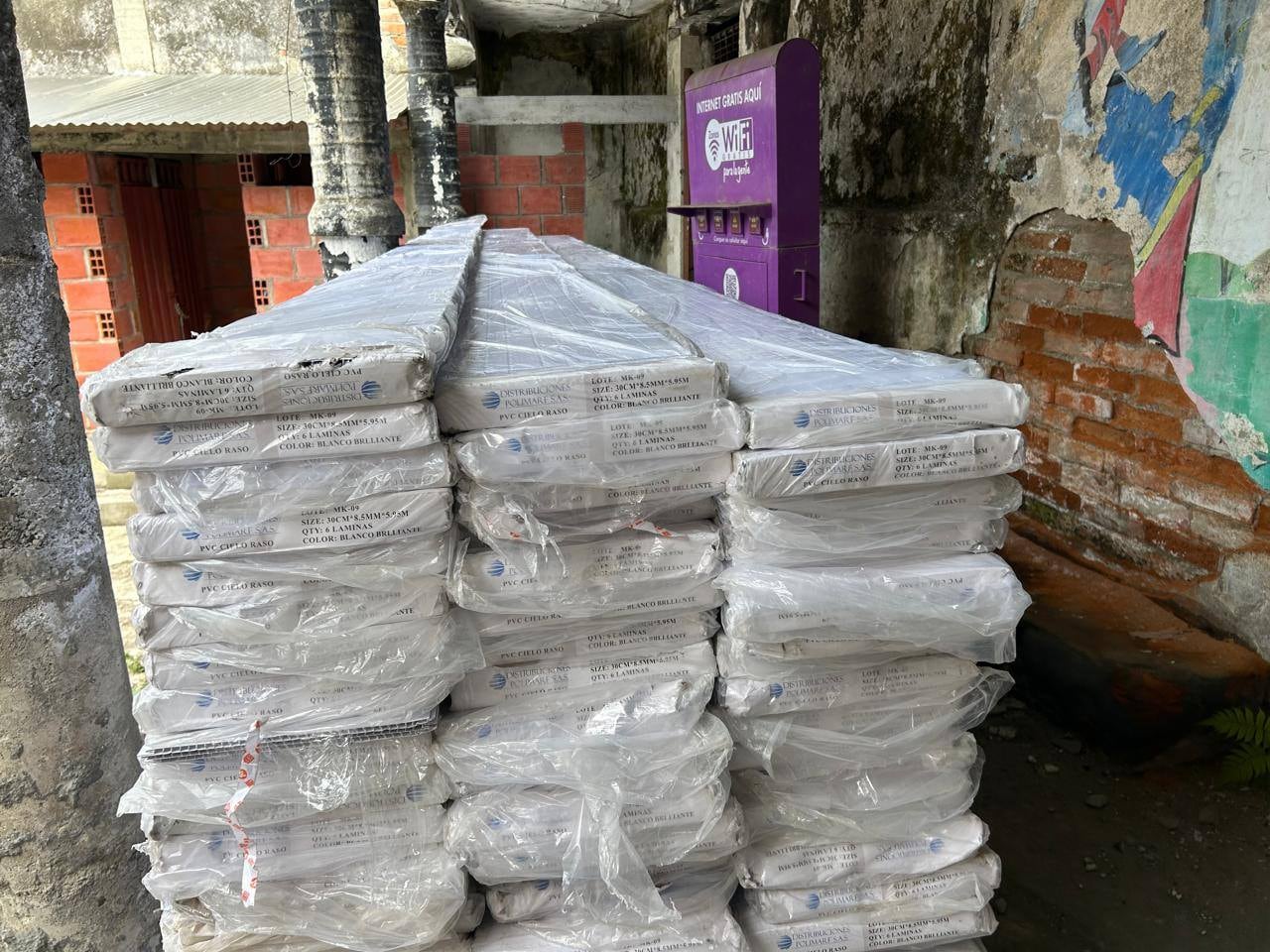 "Hoy llegamos a Corinto con la Fuerza del Pueblo para acompañar a las familias afectadas por el atentado terrorista. Entregamos ayudas de infraestructura que permitirán reactivar los emprendimientos y reconstruir los proyectos de vida que fueron golpeados por la violencia", expresó la secretaria de gobierno del Cauca, Maribel Perafán.