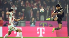 El delantero colombiano #14 del Bayern Múnich, Luis Díaz (der.), salta por el balón durante el partido de la Bundesliga alemana entre el FC Colonia y el FC Bayern Múnich en Colonia, Alemania, el 14 de enero de 2026. (Foto de INA FASSBENDER / AFP)