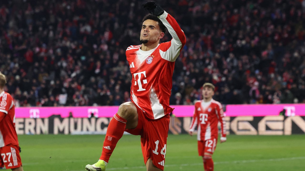 El delantero colombiano #14 del Bayern Múnich, Luis Díaz, celebra el gol del 2-1 con sus compañeros durante el partido de la Bundesliga alemana entre el FC Bayern Múnich y el VfL Wolfsburgo en Múnich, sur de Alemania, el 11 de enero de 2026. (Foto de Alexandra BEIER / AFP)