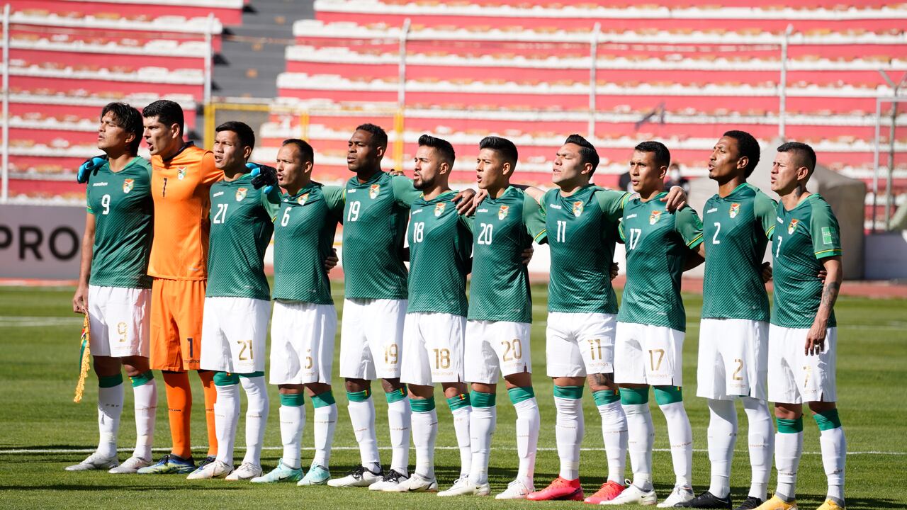 Jugadores de Bolivia durante el himno nacional antes de un partido entre Bolivia y Paraguay como parte de las Eliminatorias Sudamericanas para Qatar 2022 en el Estadio Hernando Siles el 14 de octubre de 2021 en Miraflores, Bolivia. (Foto de Javier Mamani/Getty Images)