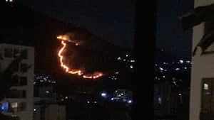 Los bomberos y organismos de emergencia en la capital vallecaucana lograron apagar la voraz conflagración cerca del cerro de las Tres Cruces.