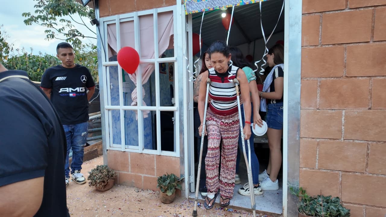 Luz Amparo López fue cobijada por la solidaridad de sus vecinos que le dieron de sorpresa su nueva casa.