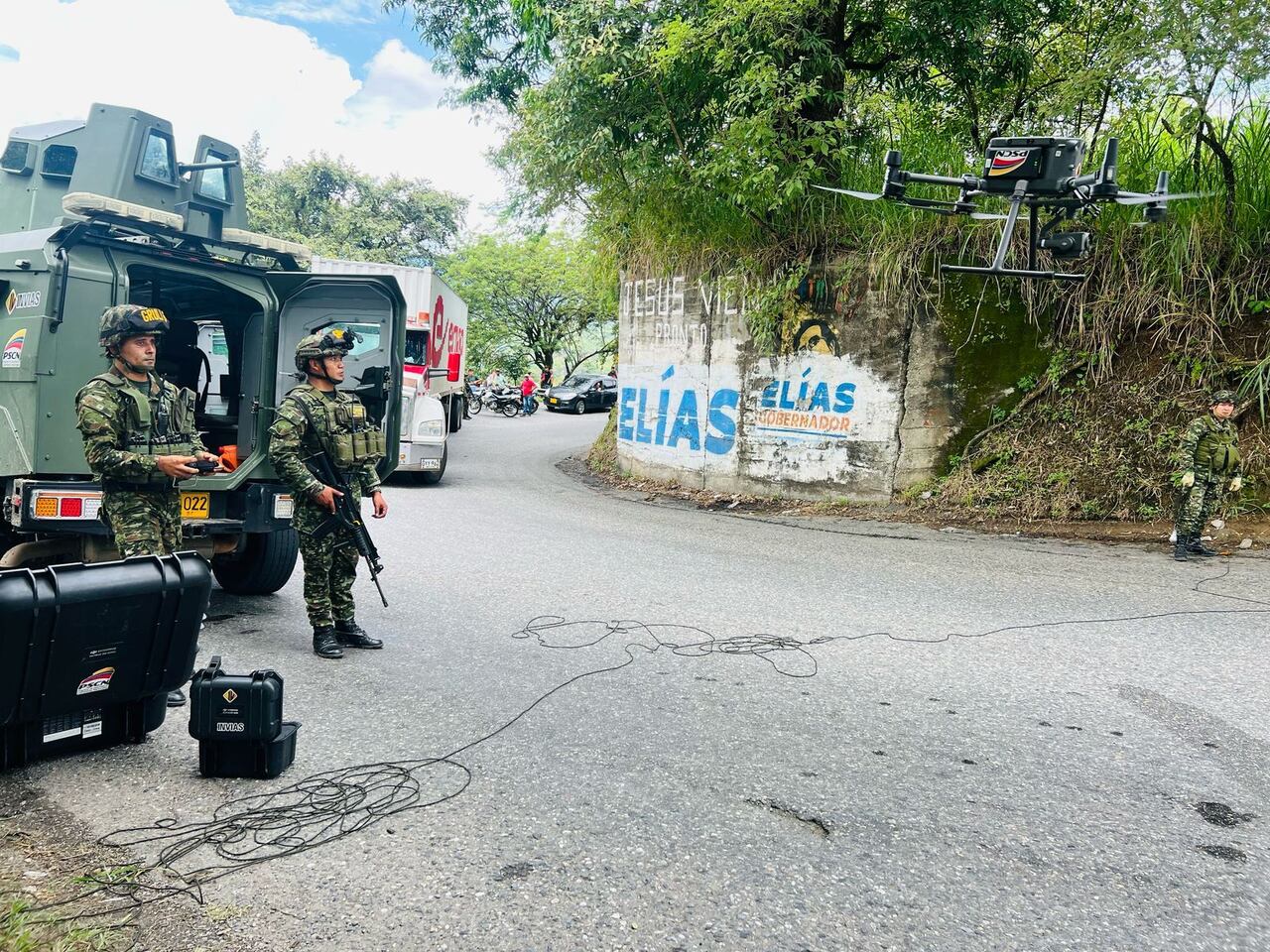 Recurriendo a un dron, los soldados de la Brigada 29 buscan retirar un cilindro que guerrilleros dejaron abandonado sobre el sector de La Lupa de la vía Panamericana.