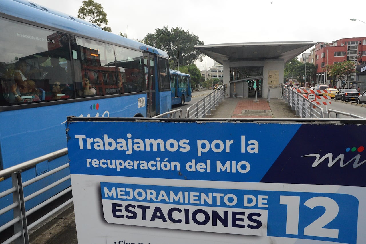 Cali: Trabajos de recuperación de 12 estaciones del Mio en la ciudad. Foto José L Guzmán. El País