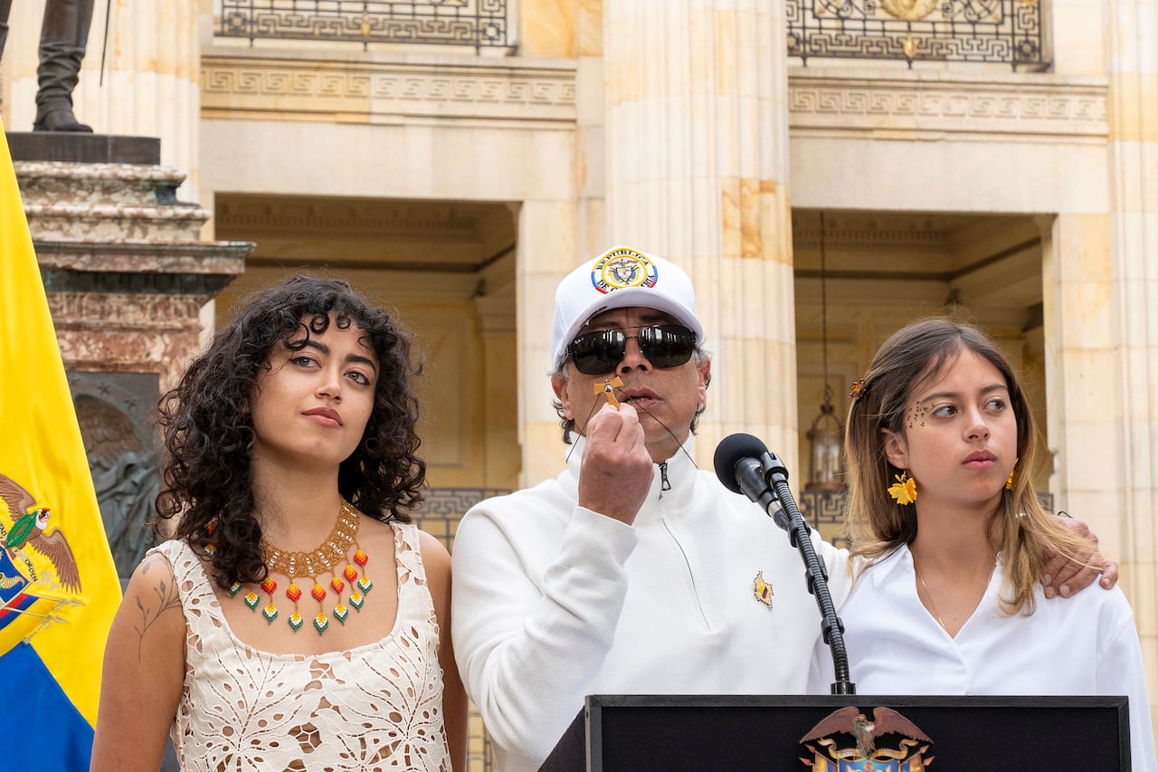 El presidente, Gustavo Petro, en compañía de sus hijas Sofía y Antonella Petro, el 21 de junio de 2026, en Bogotá