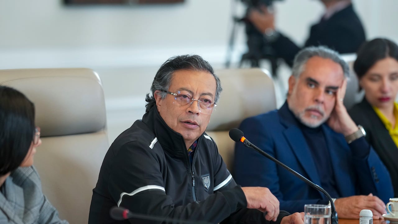 Angie Rodríguez, directora del Dapre; Gustavo Petro, presidente de Colombia y Armando Benedetti, ministro del Interior, en el consejo de ministros del 25 de marzo de 2025, en Bogotá