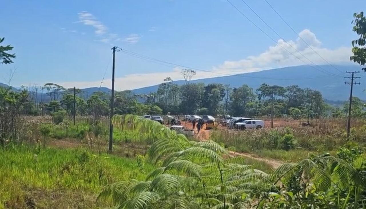 El múltiple homicidio se registró en un sector boscoso de la vía que conecta con los barrios Villa Rosa 1 y 2, específicamente en las inmediaciones de la Ciudadela Universitaria, donde las autoridades fueron alertadas, y al llegar al lugar, encontraron los cuerpos de los jóvenes, quienes habrían sido atacados con arma de fuego.