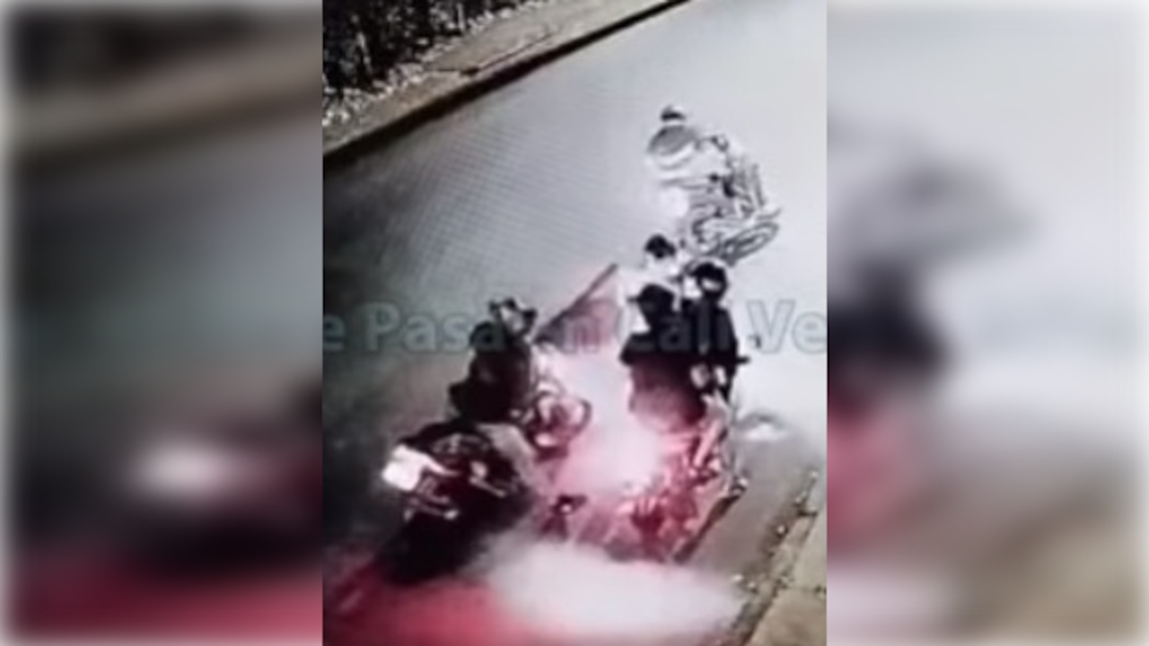 Momento en donde varios motoladrones atracan a una pareja en La Buitrera.