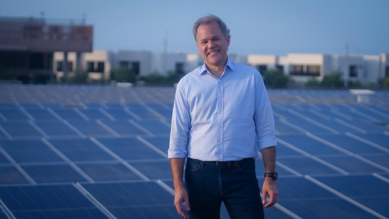 Promigas consolidó su plataforma multienergética en Latinoamérica al adquirir el 100 % de Zelestra Latam , sumando un portafolio diversificado entre energía solar y sistemas de almacenamiento en Colombia, Chile y Perú.