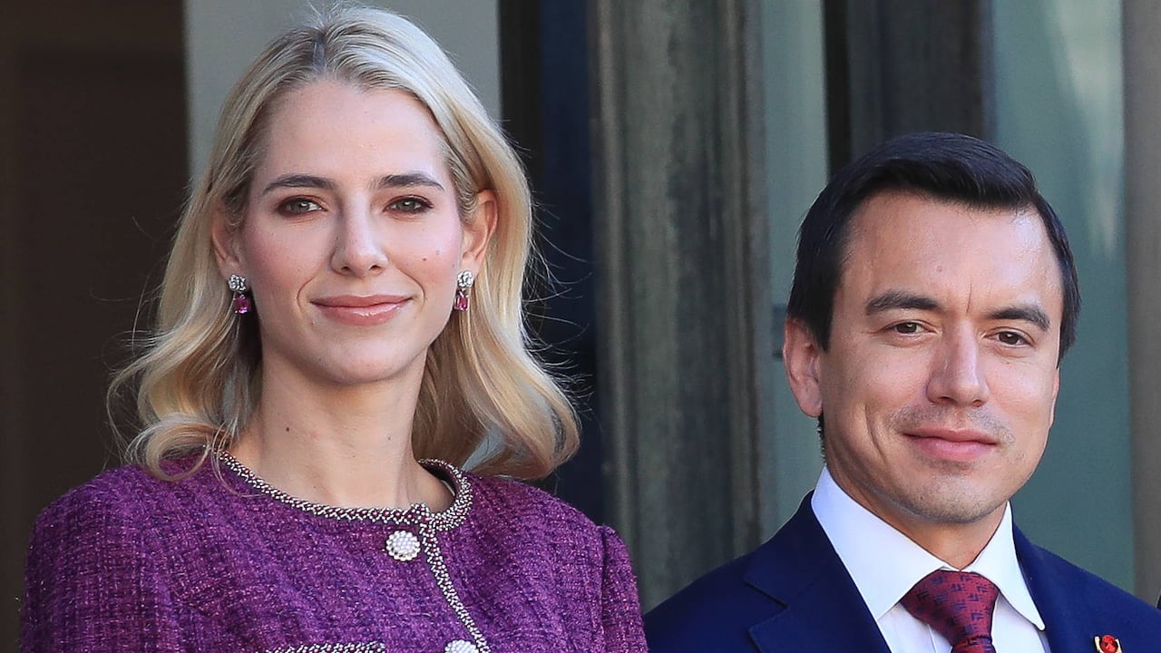 Daniel Noboa junto a su esposa Lavinia Valbonesi, primera dama de Ecuador.