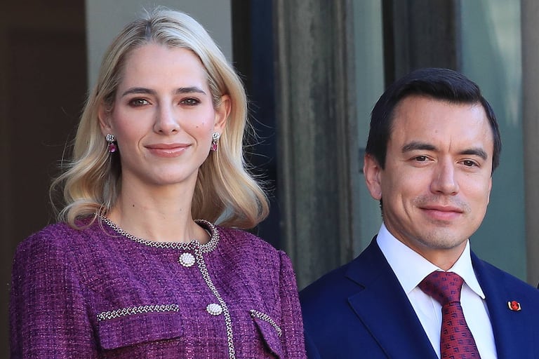 Daniel Noboa junto a su esposa Lavinia Valbonesi, primera dama de Ecuador.