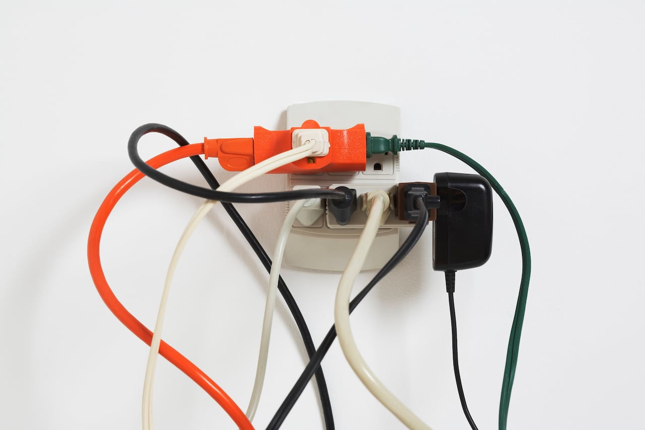 Tomando estas medidas, se puede prevenir no solo la incomodidad de un corte de luz, sino también peligros más serios como incendios eléctricos.