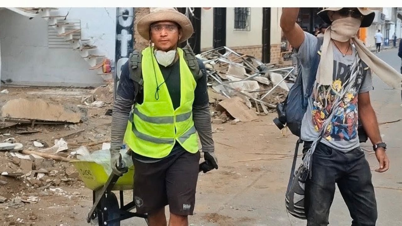 Entre polvo y escombros, los voluntarios avanzan casa por casa en su recorrido por Roldanillo.